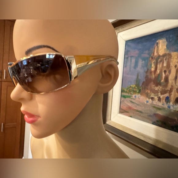 Beautiful gold-rimmed Prada sunglasses with logo. Case and cloth included! - Picture 7 of 16